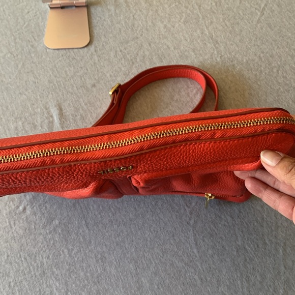 Fossil, leather crossbody bag with brass hardware. - Picture 7 of 10